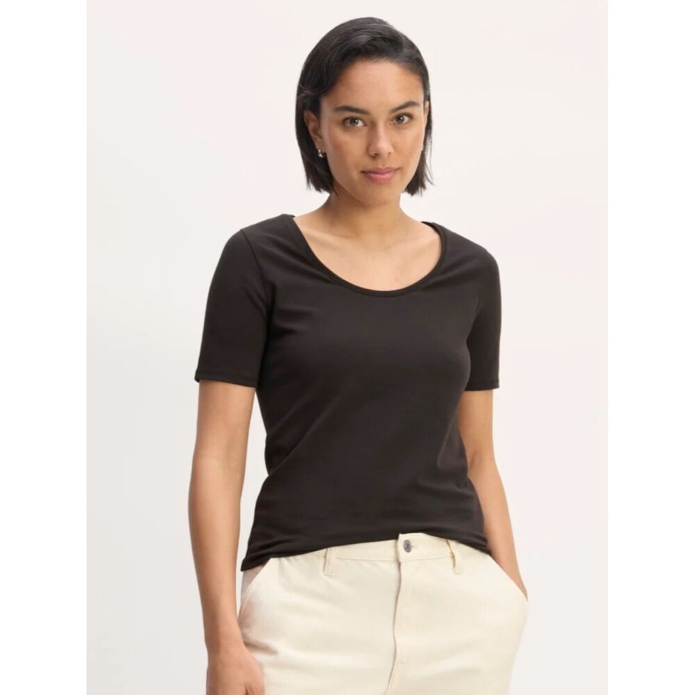 Everlane The Form Scoop Neck Tee NWT Size Medium Black Fitted Minimalist